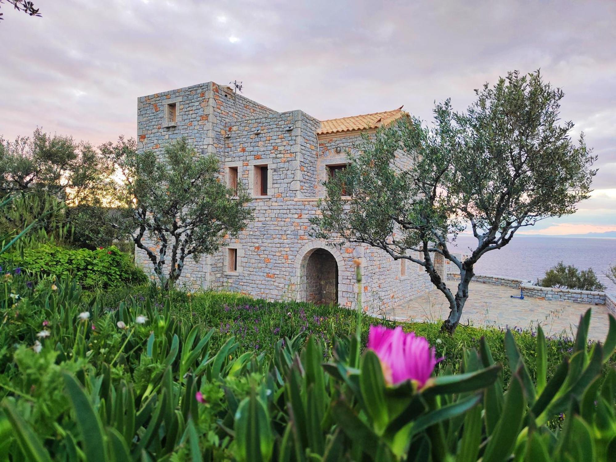 Athevillas Antonis Mína Buitenkant foto